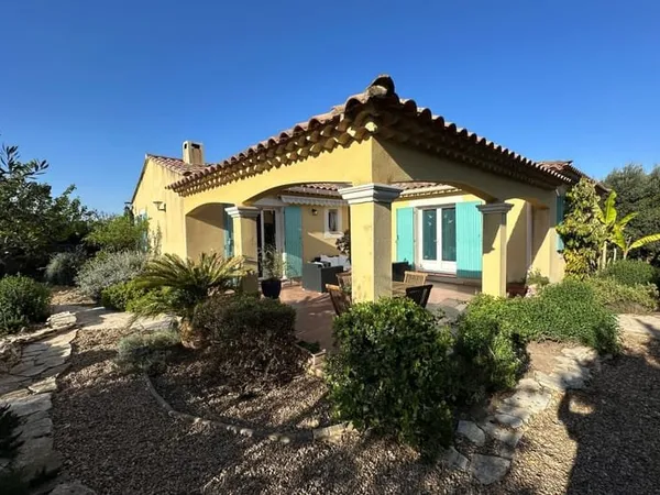 A 10 minutes au sud-est d'Uzès, maison de 120 m². Garage. Piscine. Superbe jardin.