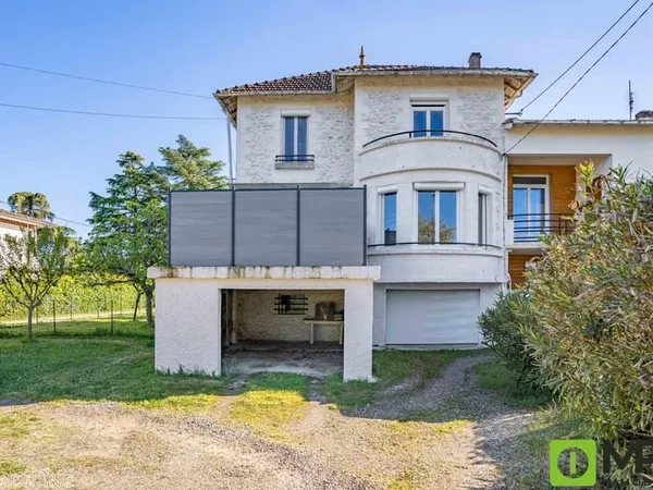 Maison sur étage, 3 chambres, garage, jardin.