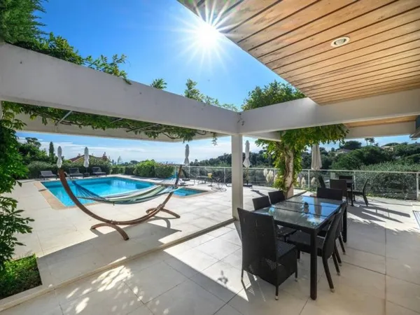 Villa 8 pièces 250 m²
