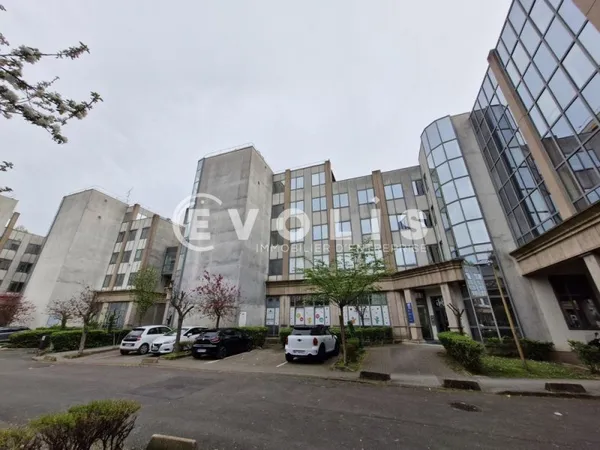 Immeuble situé au pied du RER A - 586 m² divisibles à partir de 250 m²