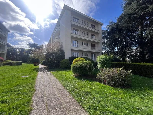 A louer appartement aux beaux volumes ANGERS avec deux chambres parking et balcons