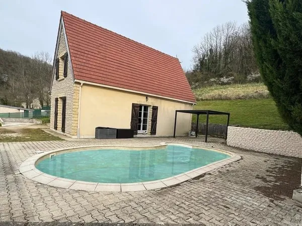 Maison familiale avec piscine - FROLOIS