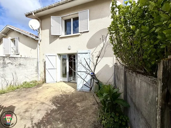 Triplex - deux chambres - Terrasse - deux places de stationn