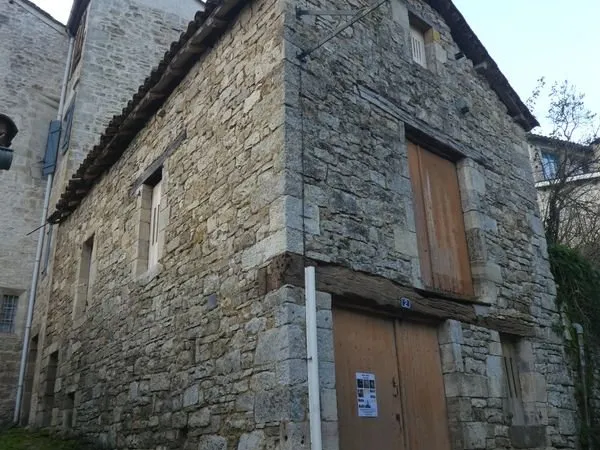 Grange à restaurer dans village