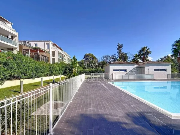 Appartement 2 pièces avec terrasse et piscine