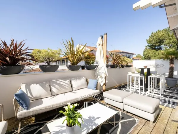 HOSSEGOR, APPARTEMENT AVEC TERRASSE DANS LE CENTRE-VILLE