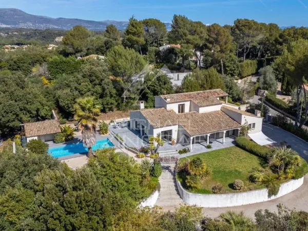 Villa rénovée à Biot - Quartier recherché, calme absolu, 5 chamb