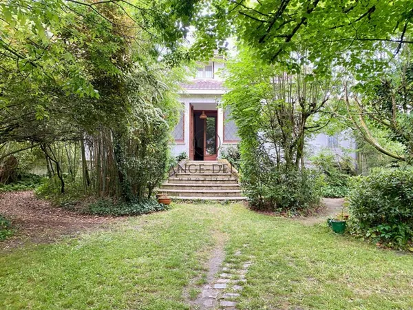 Maison non mitoyenne avec jardin et stationnements- PARC BORDE