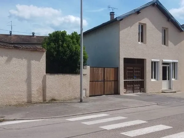 Local commercial (libre) avec appartement à rénové au-dessus et grand terrain