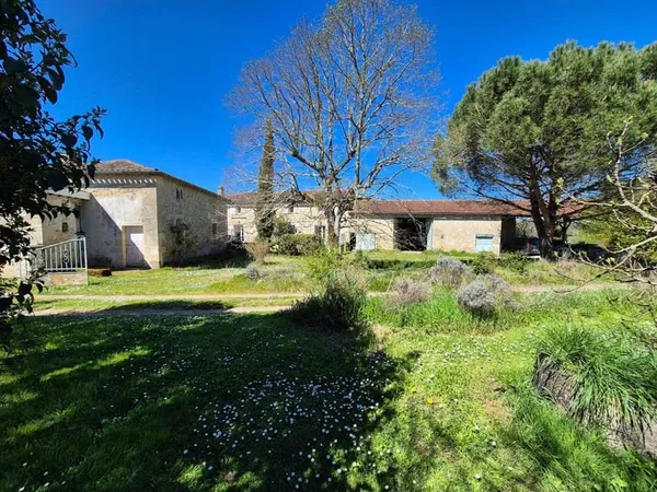 Propriété comprenant une maison en pierre de 271 m2, une sec
