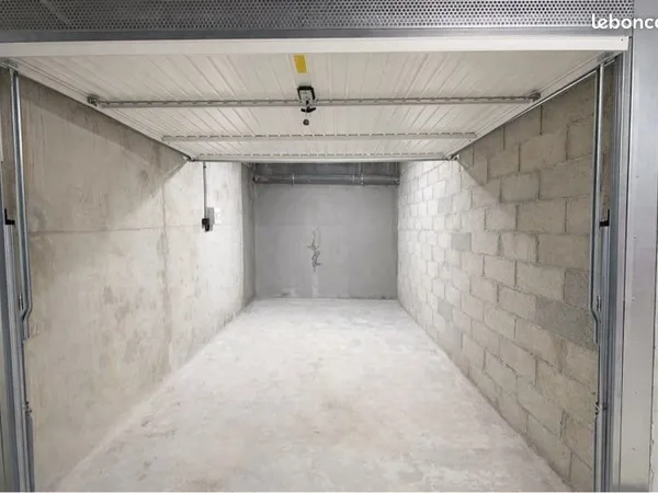 Garage fermé 14 m2 sécurisé - Solliès-Pont centre