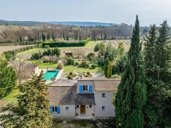 Villa spacieuse avec vues sur les Monts de Vaucluse.