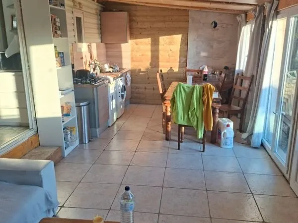 Mobil-home 24 m² avec grande avancée bois - confortable et bien isolé