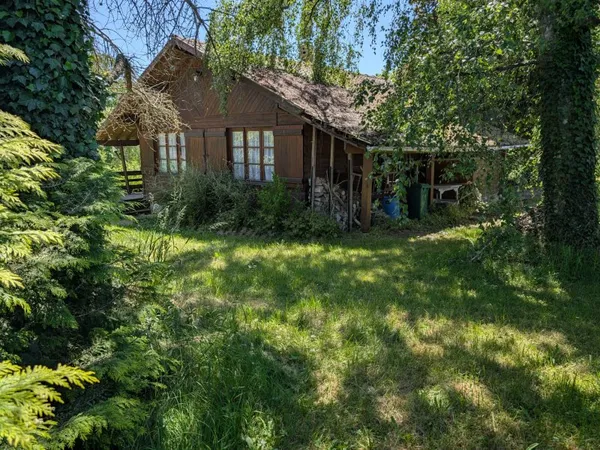 Chalet avec dépendances sur 25 682 m2 de terrain dont 7 415 m2 CONSTRUCTIBLES proche Pouilly-en-Auxo