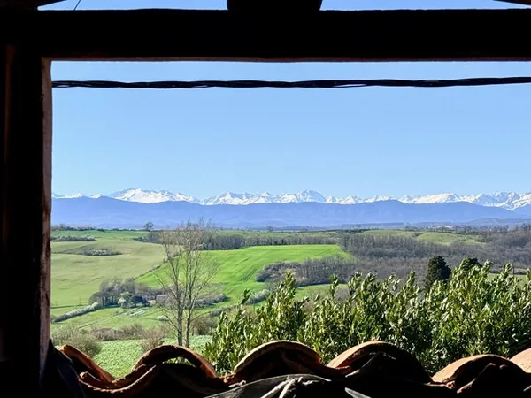 A VENDRE VILLENEUVE DU LATOU : CORPS DE FERME A RENOVER /VUE PYRENEES/DEPENDANCES