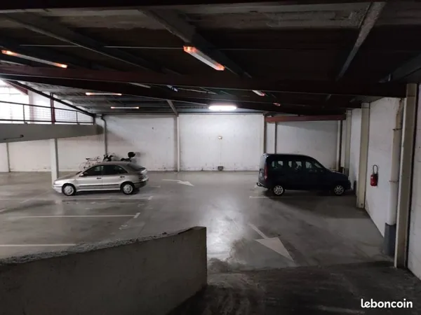 Loue 1 place de parking privative couverte pour voiture