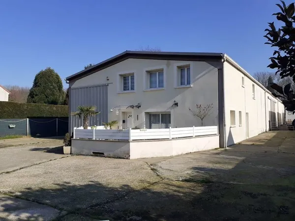 Entrepôt de 520 m2 avec maison 4 pièces de 135 m2 sur un ter