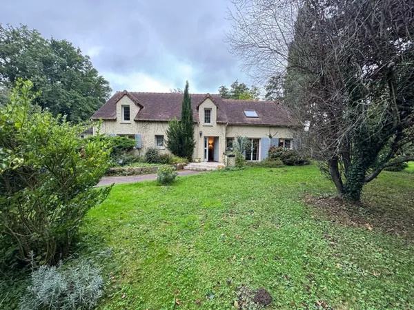 Maison de charme avec très bel environnement et piscine chauffé