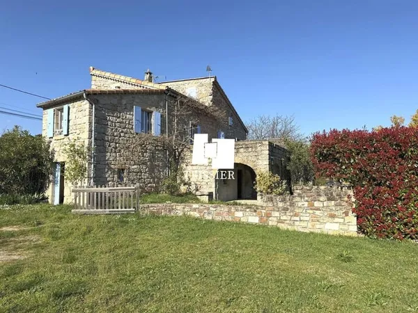 07140 Secteur Les Vans : Luxueuse maison en pierre indépendante