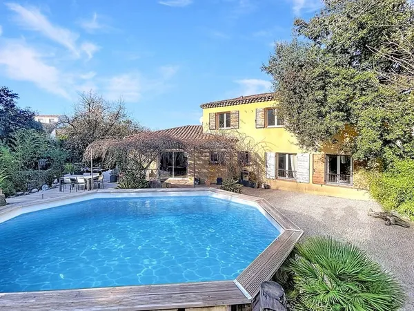 Magnifique maison de plus de 160m2 sur un terrain de 1400m2 au calme absolu