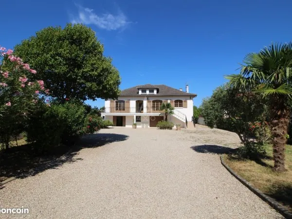 Maison 7 pièces 256 m²