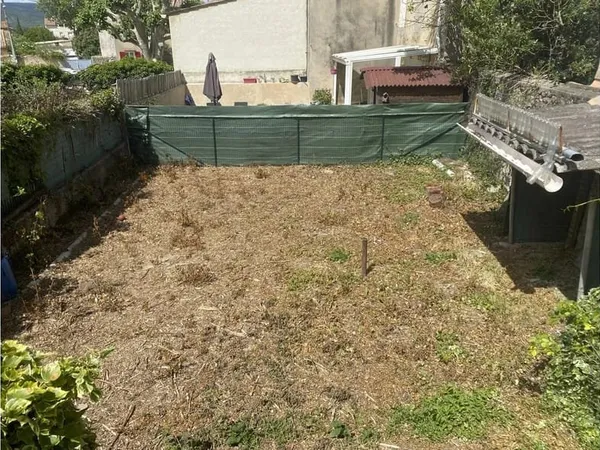 Terrain constructible 152 m2 centre du village