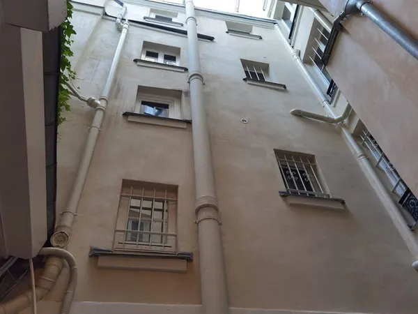 Débarras avec une fenêtre Proche Musée du Louvre
