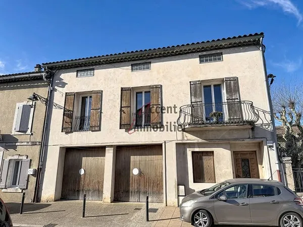 Maison de ville de 110m² avec double garage et cour.