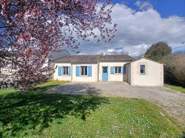 Villa de 3 chambres au rez-de-chaussée avec piscine dans une résidence de vacances isolée