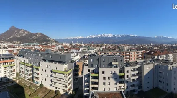 Appartement STUDIO meublé 20 m2 Résidence ISIS CARRE DES HALLES Belle vue des Montagnes