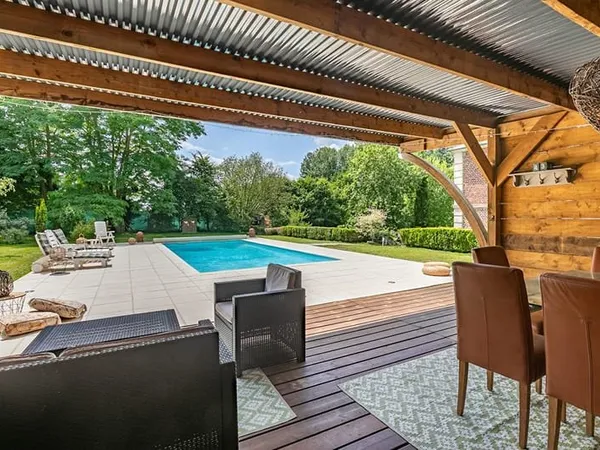 Elegante demeure de campagne en briques, pierres et ardoises avec parc, piscine et dépendance