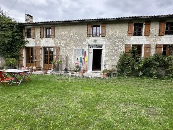 À vendre , Authentique longère charentaise de 186 m² habitables avec grand terrain arboré à Berneuil