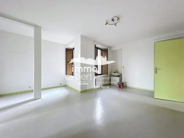 À Vendre : Local Professionnel en Plein Coeur de Mirecourt