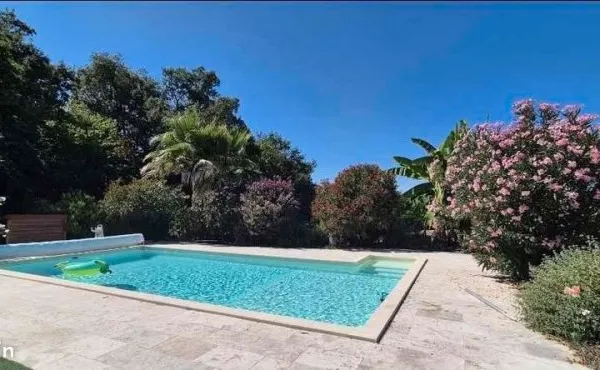 Plain-pied moderne avec Piscine sur 2 600 m² sans vis-à-vis