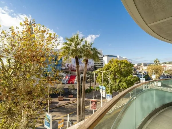 Grand Luxe au centre de Cannes en face du Palais des Festivals