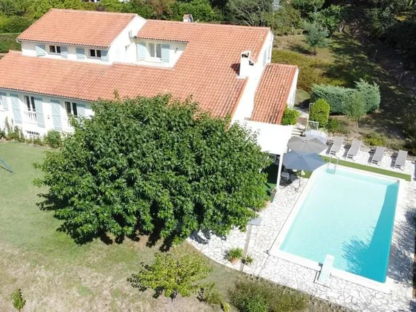 Maison familiale de 302m2 sur 3900m2 de terrain