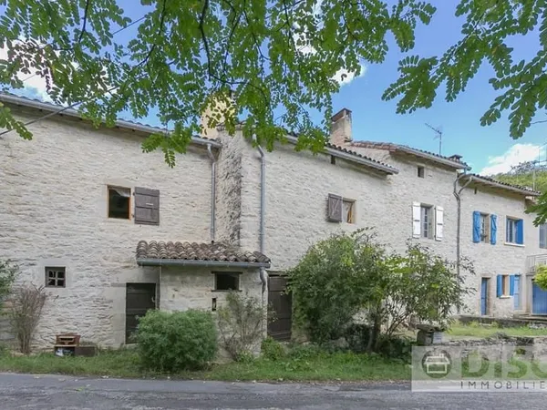 Belle maison avec terrasse dans un petit hameau.