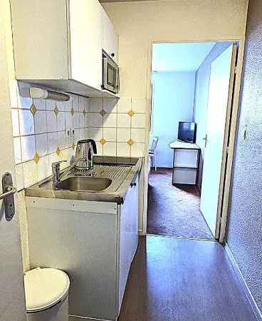 SAINT NAZAIRE - MURS COMMERCIAUX LOUES, LOGEMENT DE TOURISME 18,89 m²