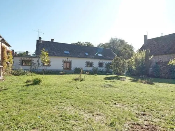 Grande maison d'habitation avec de nombreuses dépendances et pos