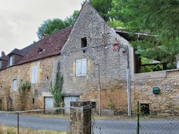 Vallée Dordogne - Maison divisée en deux logements à restaurer e