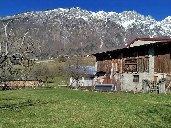Terrain constructible avec bâtiment agricole