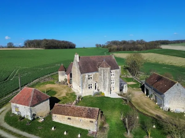 Exceptionnel manoir du XVe siècle sur 3,7 hectares