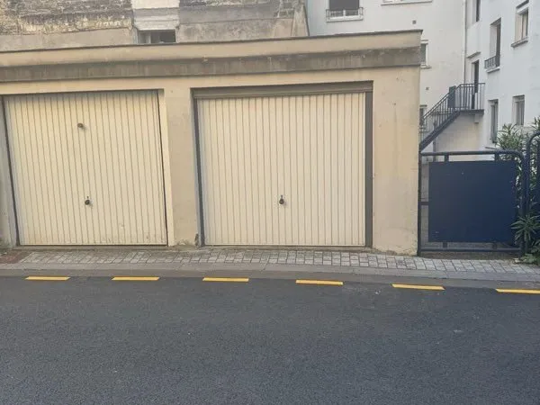 Parking fermé box hôtel de ville Bordeaux