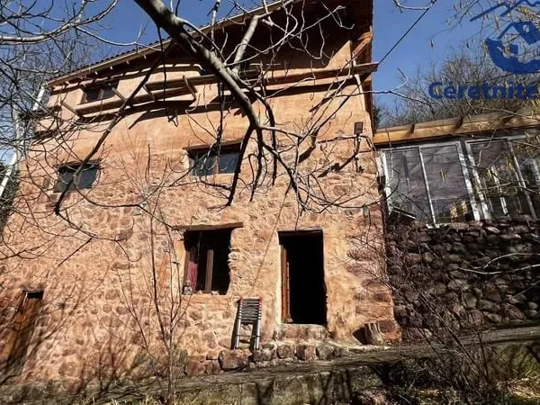 Maison atypique dans un cadre verdoyant
