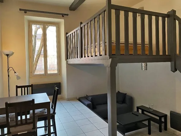 F2 MEUBLE 1ER ETAGE CENTRE VILLE ORANGE