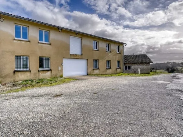 Bâtiment sur 3 niveaux totalisant 600m2 sur parcelle d'envir