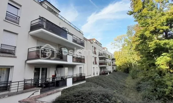 Bel appartement 2 pièces avec terrasse donnant sur la forêt et place de parking