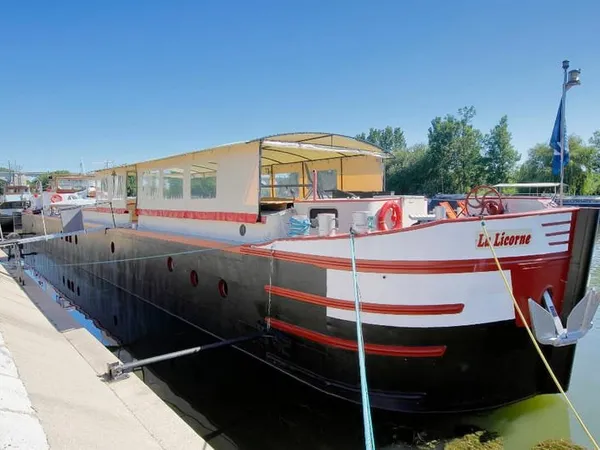 Péniche navigante aménagée avec deux terrasses