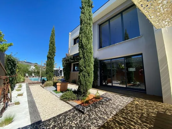 Villa de 9 pièce(s) 228 m2, parcelle de 742m2
