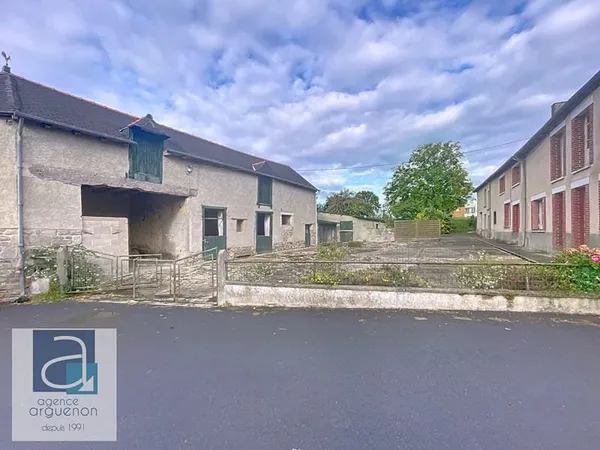 CAULNES - Longère en pierre avec dépendances et terrain de 1 400m²